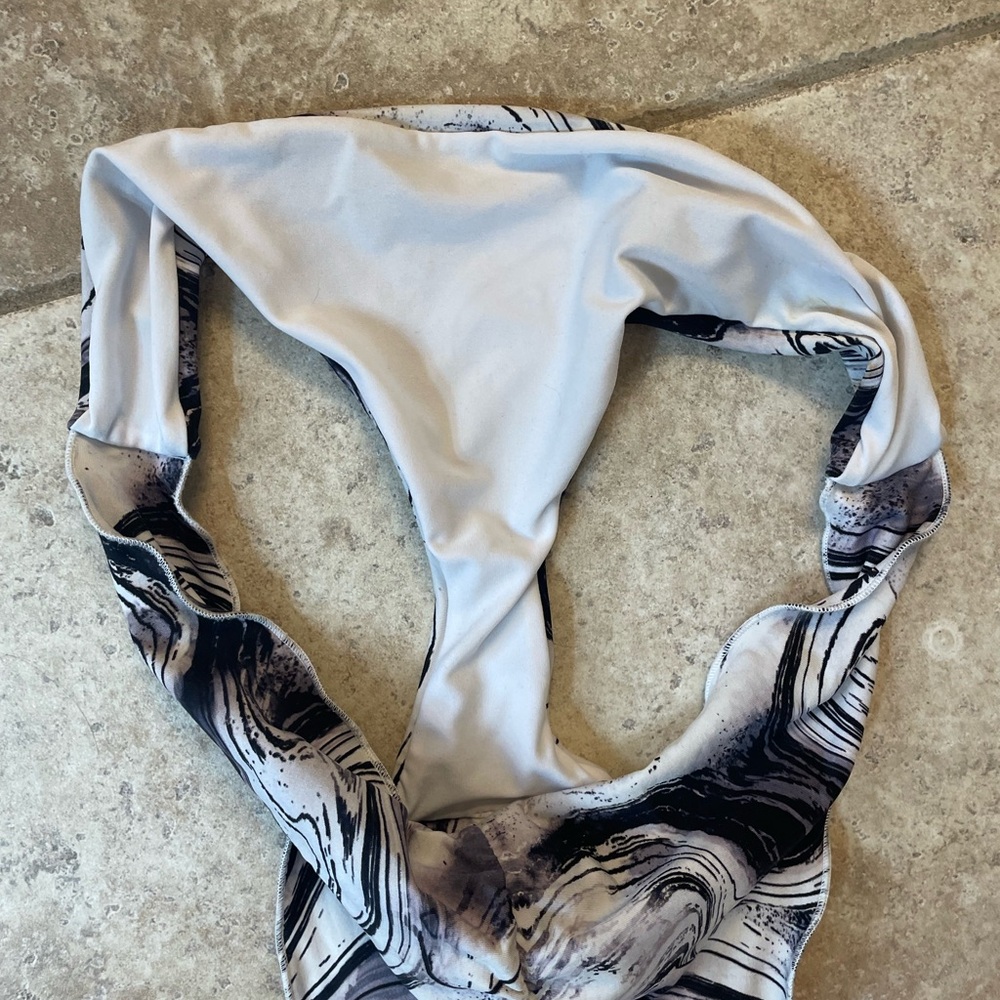 VENUS Black and White Bikini Set -never worn. Size L but seems more like M. - Picture 4 of 4